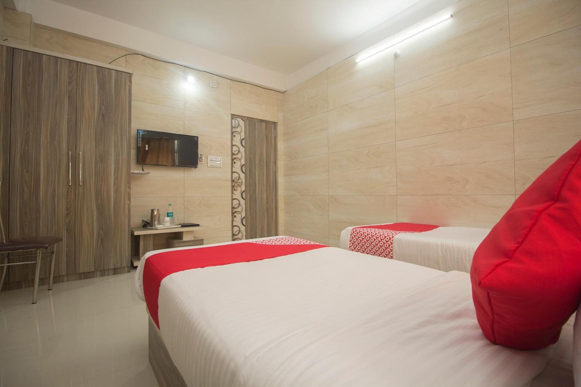 Hotel Super Capital O Priyanshu Shiliguri Exterior foto